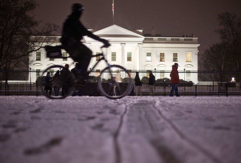 USA zasáhla sněhová bouře, stovky letů zrušeny, lidé vykoupili obchody.