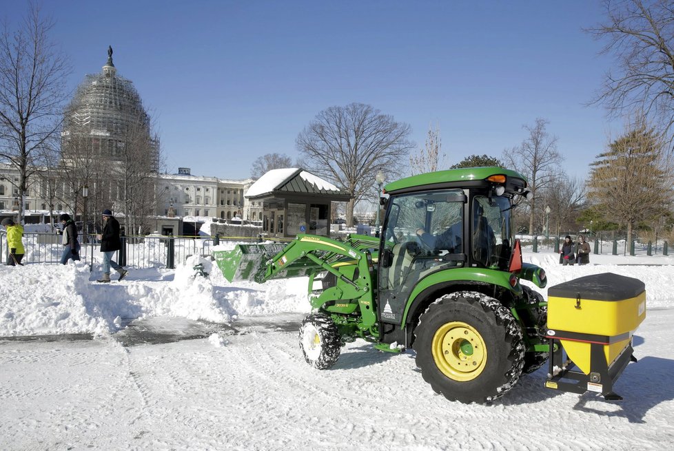 Na sníh se musel povolat i traktor