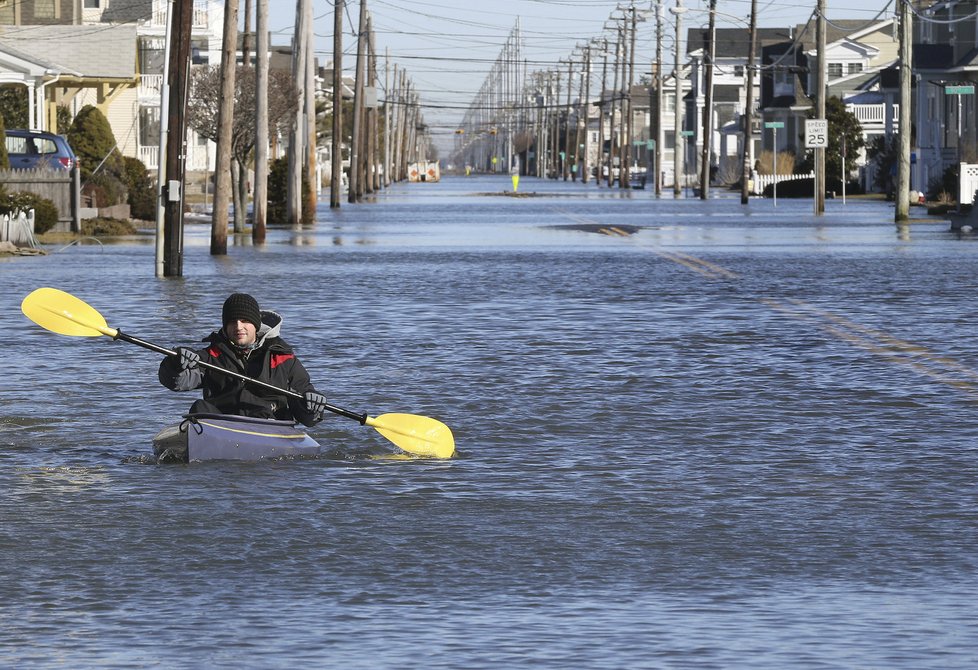 V New Jersey je už obleva a lidé používají k dopravě kajaky