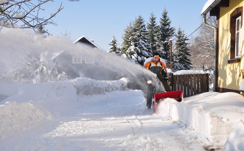 Kvalitní sněhová fréza umí odhodit sníh až do vzdálenosti 15 metrů 