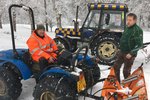 Karel Kočíř (vpravo) a Roman Kos se kvůli přívalu sněhu nezastaví od rána do noci. Cesty a parkoviště je třeba rychle uklidit.