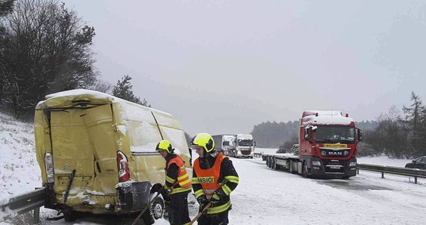 Sněhový příval způsobil na dálnici D1 u Brna ve směru na Prahu kolaps a sérii nehod. Například na 173. kilometru se srazilo 6 kamionů, dodávka a dva osobáky