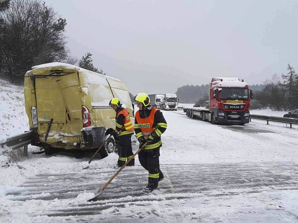 Sněhový příval způsobil na dálnici D1 u Brna ve směru na Prahu kolaps a sérii nehod. Například na 173. kilometru se srazilo 6 kamionů, dodávka a dva osobáky.