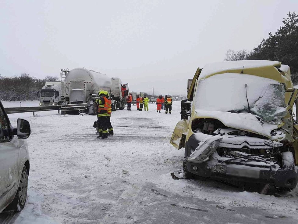 Sněhový příval způsobil na dálnici D1 u Brna ve směru na Prahu kolaps a sérii nehod. Například na 173. kilometru se srazilo 6 kamionů, dodávka a dva osobáky.