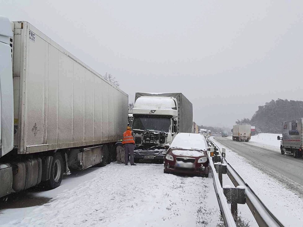 Sněhový příval způsobil na dálnici D1 u Brna ve směru na Prahu kolaps a sérii nehod. Například na 173. kilometru se srazilo 6 kamionů, dodávka a dva osobáky.