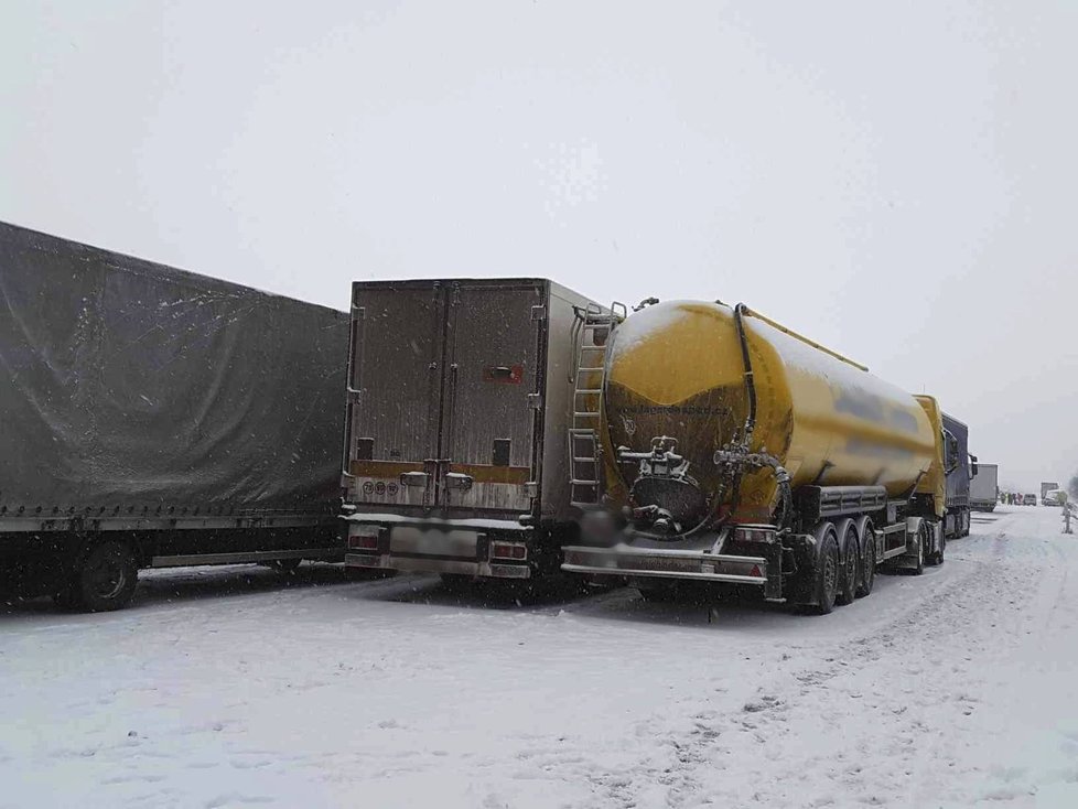 Sněhový příval způsobil na dálnici D1 u Brna ve směru na Prahu kolaps a sérii nehod. Například na 173. kilometru se srazilo 6 kamionů, dodávka a dva osobáky.