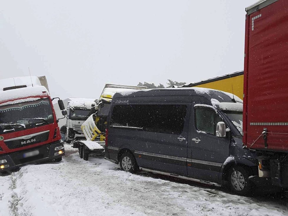 Sněhový příval způsobil na dálnici D1 u Brna ve směru na Prahu kolaps a sérii nehod. Například na 173. kilometru se srazilo 6 kamionů, dodávka a dva osobáky.