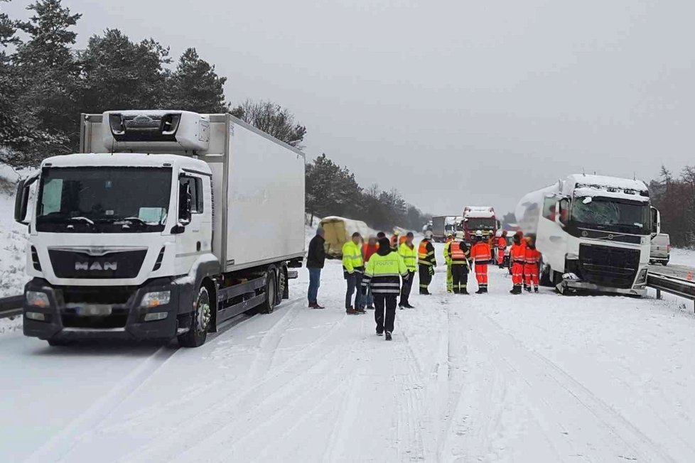 Nehoda na 173. kilometru dálnice D1 u Javůrku ve směru na Prahu. Při hromadné srážce zablokovalo dálnici 6 kamionů, dodávka a dva osobáky.