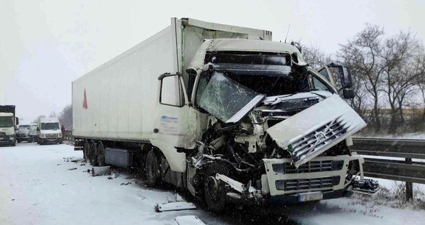 Záchranáři zasahovali během úterý také u hromadné nehody na D1 nedaleko Tučap na Vyškovsku