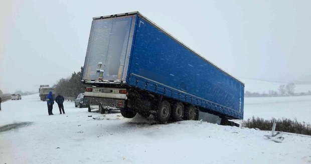 Dálnice D1 u Brna se změnila v parkoviště: Na šesti místech ji stoply nehody!