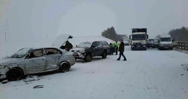 Záchranáři zasahovali během úterý také u hromadné nehody na D1 nedaleko Tučap na Vyškovsku