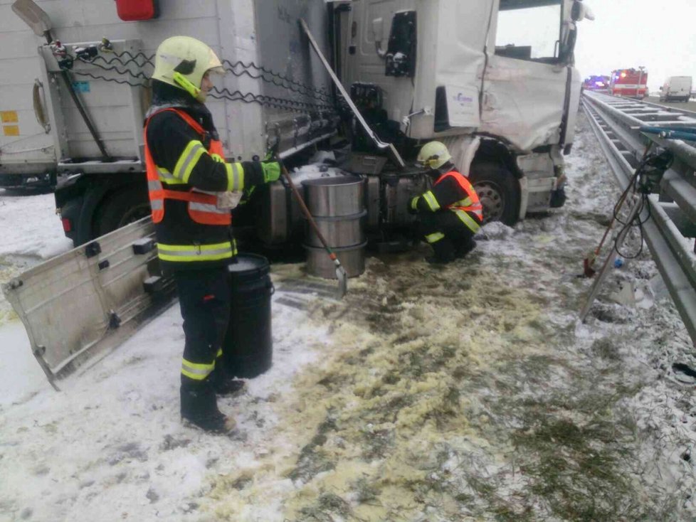 Situace na D1 ve směru na Prahu po hromadné nehodě u Tvarožné. Na řadu hodin uvázly v koloně stovky řidičů