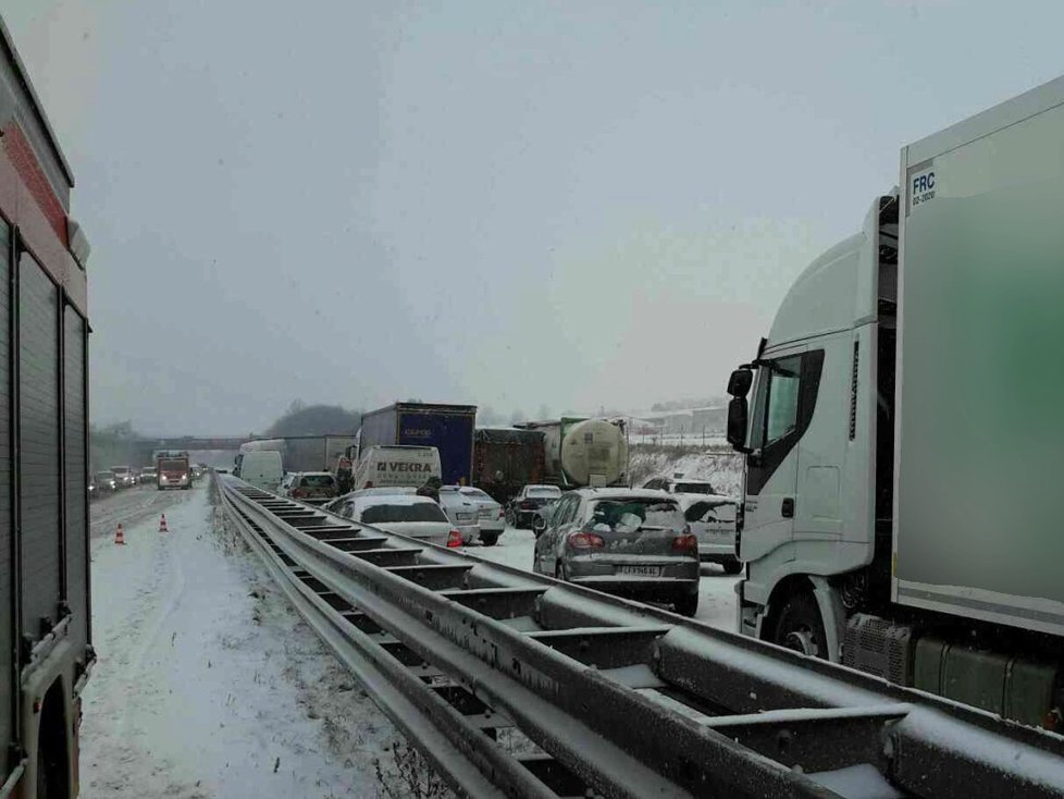 Situace na D1 ve směru na Prahu po hromadné nehodě u Tvarožné. Na řadu hodin uvázly v koloně stovky řidičů