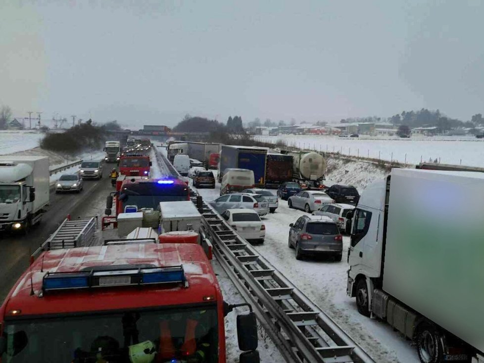 Situace na D1 ve směru na Prahu po hromadné nehodě u Tvarožné. Na řadu hodin uvázly v koloně stovky řidičů