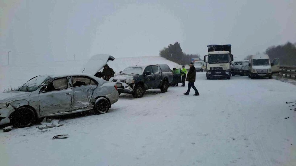 Záchranáři zasahovali během úterý také u hromadné nehody na D1 nedaleko Tučap na Vyškovsku