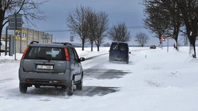 Sníh dokáže na silnici nafoukat sníh do útvarů, kterým se říká jazyky. Pro řidiče může být jejich přejezd nebezpečný…