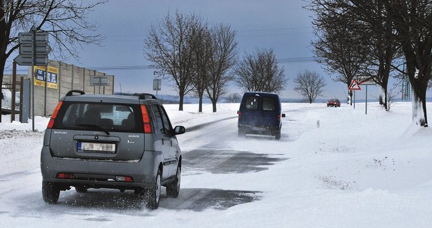 Sníh dokáže na silnici nafoukat sníh do útvarů, kterým se říká jazyky. Pro řidiče může být jejich přejezd nebezpečný…