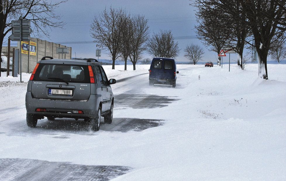 Sníh dokáže na silnici nafoukat sníh do útvarů, kterým se říká jazyky. Pro řidiče může být jejich přejezd nebezpečný…