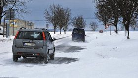 Vítr dokáže na silnici nafoukat sníh do útvarů, kterým se říká jazyky. Pro řidiče může být jejich přejezd nebezpečný.