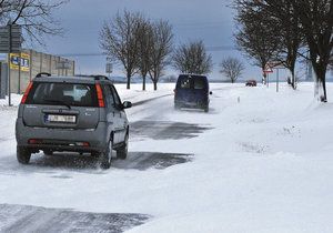 Vítr dokáže na silnici nafoukat sníh do útvarů, kterým se říká jazyky. Pro řidiče může být jejich přejezd nebezpečný.