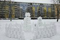 Tomáš (10) chtěl udělat lidem radost: Postavil jim sněhuláky