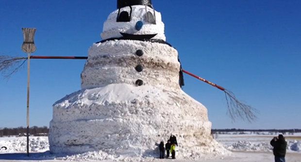 Farmář si postavil padesátimetrového sněhuláka