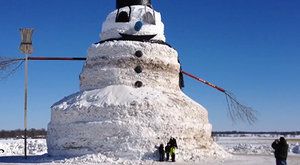 Farmář si postavil padesátimetrového sněhuláka 