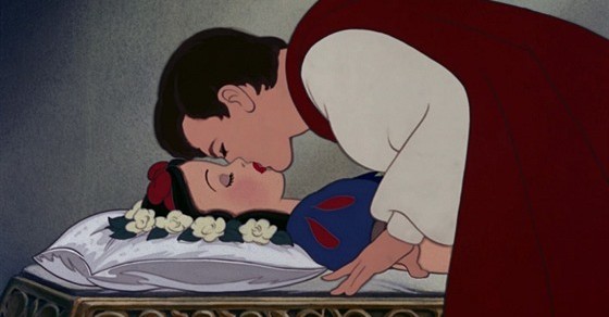 Sněhurka: Me too! Aktivisté napadají polibek prince ve slavné Disneyovce. Dotyčná k němu totiž nedala svolení