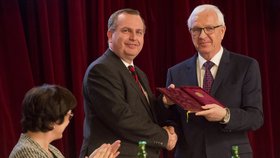 Akademický sněm: Rektor Univerzity Karlovy Tomáš Zima předal Jiřímu Drahošovi zlatou medaili UK.