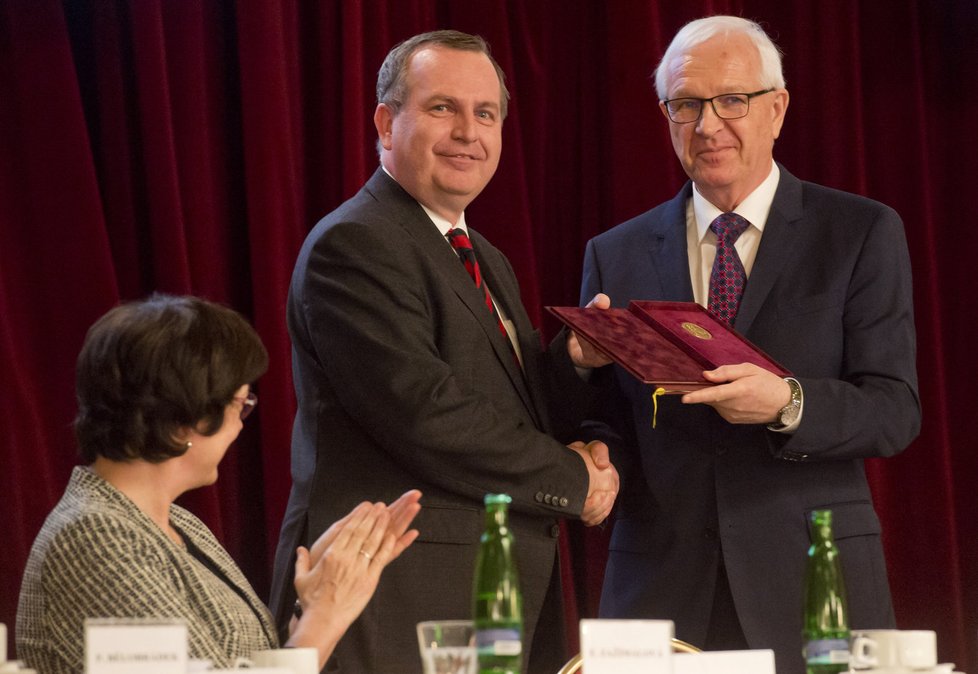 Akademický sněm: Rektor Univerzity Karlovy Tomáš Zima předal Jiřímu Drahošovi zlatou medaili UK.