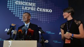 Andrej Babiš na tiskovce během sněmu ANO. Vedle něj mluvčí hnutí Lucie Kubovičová