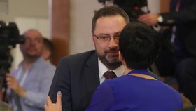 Michal Kučera přijímá gratulace od Markéty Adamové. Stal se řadovým místopředsedou TOP 09.