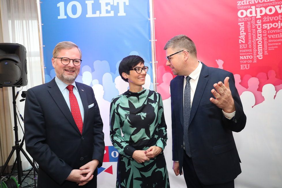 Zástupci opozičních pravicových stran během sněmu TOP 09 hojně diskutovali o spolupráci (23. 11. 2019)