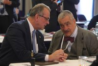 Schwarzenberg (80) opustil nemocnici. Po pádu ve Sněmovně je v pořádku