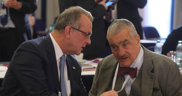 Schwarzenberg (80) opustil nemocnici. Po pádu ve Sněmovně je v pořádku