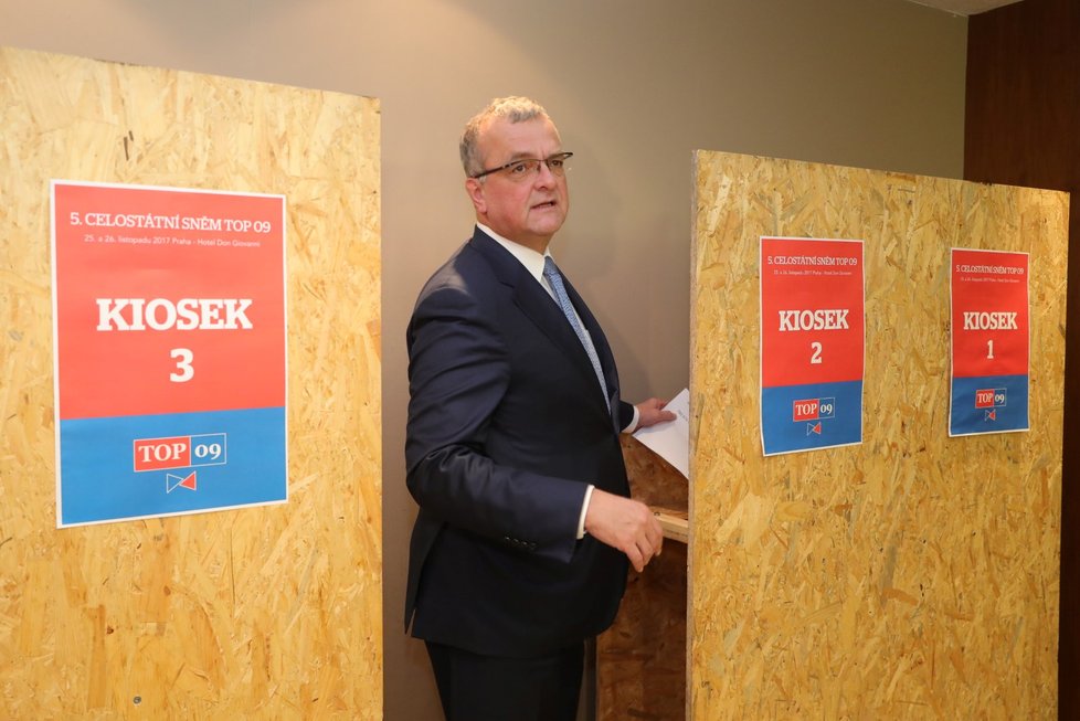 Miroslav Kalousek během elektronické volby v kiosku na pátém sněmu TOP 09.