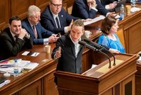 „Neslintejte nám na Pirátky!“ Bartoš šil do Babiše, ten mluvil o „šikovných mladých“ političkách