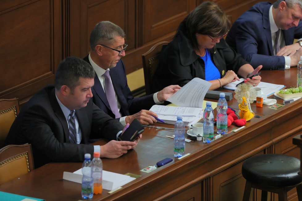 Premiér Andrej Babiš s ministryní financí Alenou Schillerovou a ministrem vnitra Janem Hamáčkem v Poslanecké sněmovně. (4.6.2019)