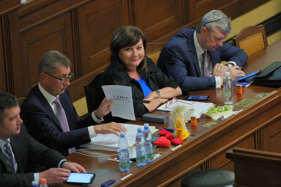 Premiér Andrej Babiš s ministryní financí Alenou Schillerovou a ministrem vnitra Janem Hamáčkem v Poslanecké sněmovně (4. 6. 2019)