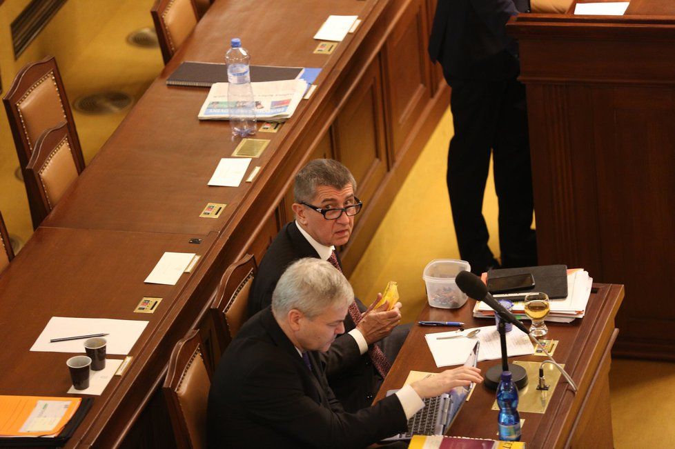 Andrej Babiš (ANO) řečnil o EET téměř hodinu. Zpravodajem zákona byl Jaroslav Klaška (KDU-ČSL), který seděl u stolku vedle ministra.