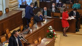 Ministři, kteří sedí v blízkosti řečniště, opouštějí svá místa při vystoupení poslance Lubomíra Volného na schůzi Sněmovny v Praze. Volný neměl ochrannou roušku proti koronaviru (18. 2. 2021)