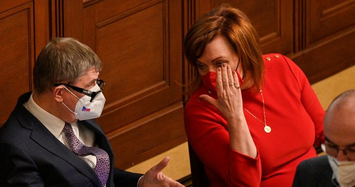 Premiér Andrej Babiš a ministryně financí Alena Schillerová na schůzi Sněmovny (18. 2. 2021)