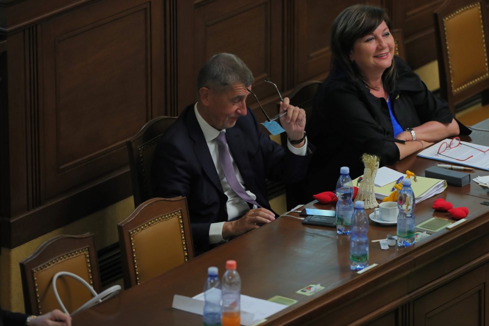 Premiér Andrej Babiš s ministryní financí Alenou Schillerovou v Poslanecké sněmovně (4. 6. 2019)