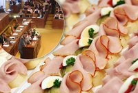 Český chlebíček je světový unikát, slaví 100 let. Poslanci jich spořádají tisíce