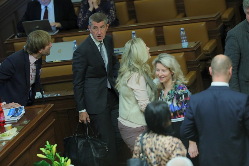 Schůze Sněmovny: Andrej Babiš (ANO) mezi poslanci (6. 11. 2019)