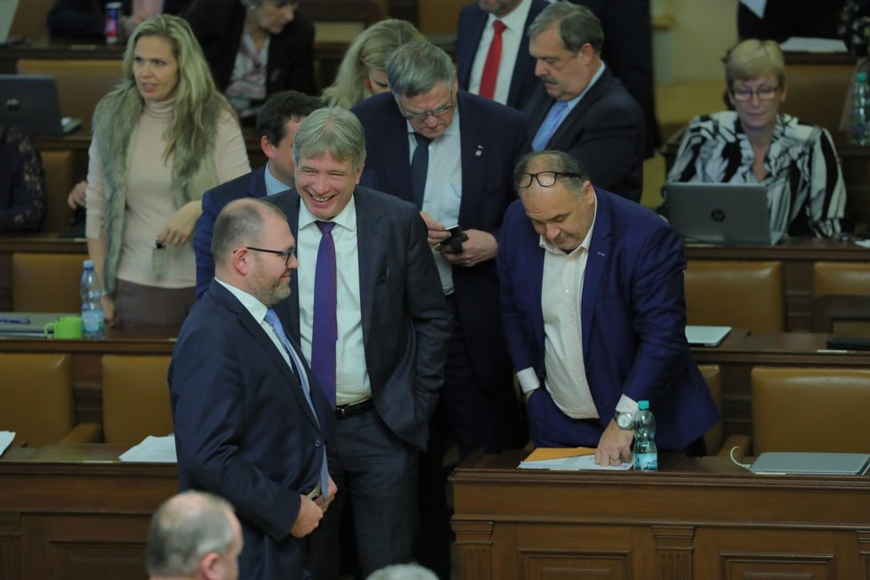 Schůze Sněmovny: Uprostřed mezi poslanci Roman Onderka (ČSSD, 6. 11. 2019)