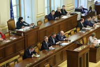 Papírek s kokainem ve Sněmovně: Policie nenašla jiné drogy, Pekarová odmítla „hrotit“ situaci
