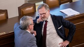 Jednání Sněmovny o snížení valorizace důchodů: Premiér Petr Fiala (ODS) a poslanec Marek Benda (ODS) (8. 6. 2023)