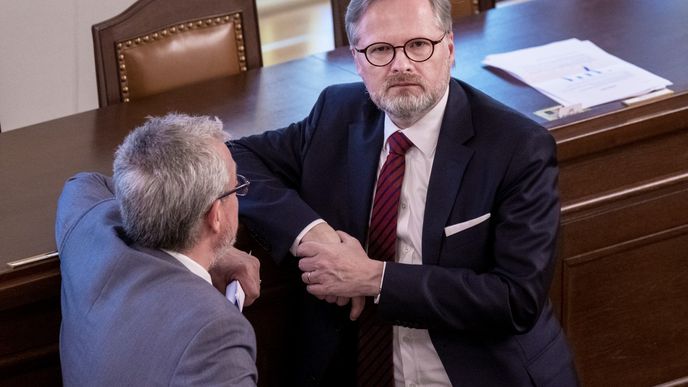 Jednání Sněmovny o snížení valorizace důchodů: Premiér Petr Fiala (ODS) a poslanec Marek Benda (ODS) (8.6.2023)