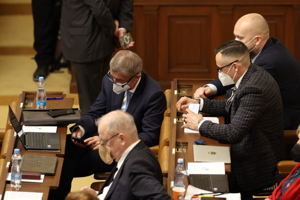 Sněmovna hlasuje o důvěře vlády: Poslanci zahánějí nudu na telefonech (12. 1. 2022).